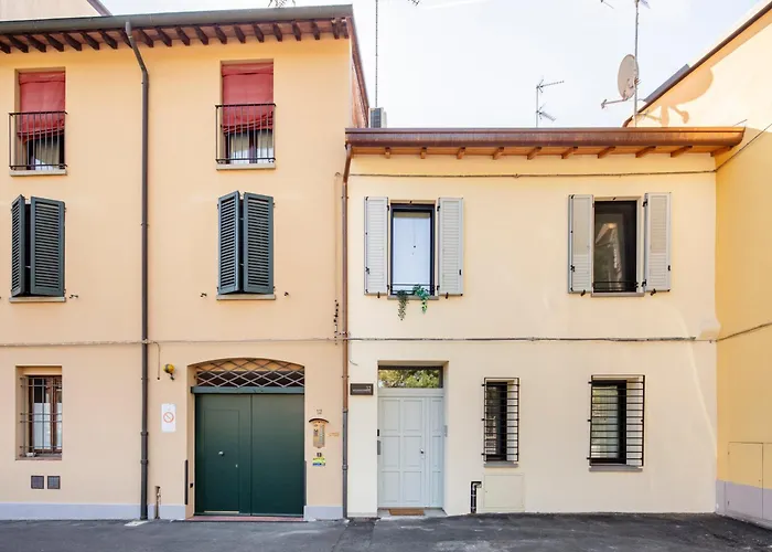 Piazza Savonarola 13